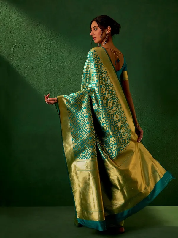 Green_Art_Silk_Woven_Banarasi_Saree_With_Unstitched_Blouse_For_Women