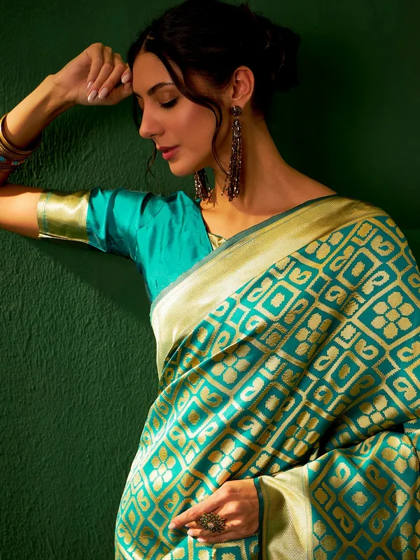 Green_Art_Silk_Woven_Banarasi_Saree_With_Unstitched_Blouse_For_Women