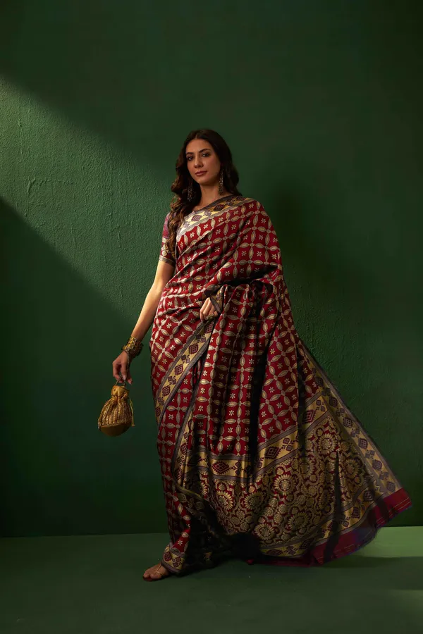 Maroon_Art_Silk_Woven_Banarasi_Saree_With_Unstitched_Blouse_For_Women