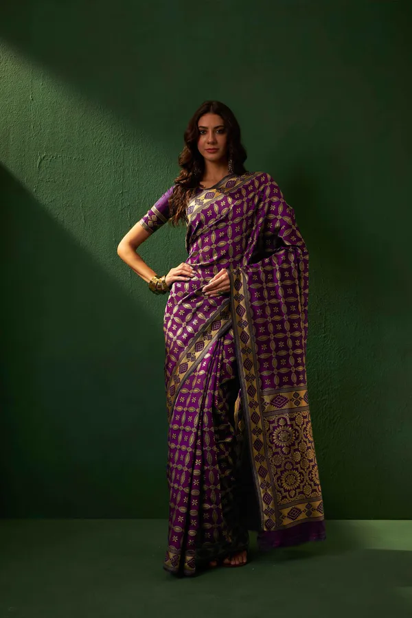 Maroon_Art_Silk_Woven_Banarasi_Saree_With_Unstitched_Blouse_For_Women