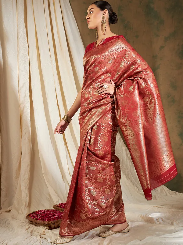 Red_Art_Silk_Woven_Banarasi_Saree_With_Unstitched_Blouse_For_Women