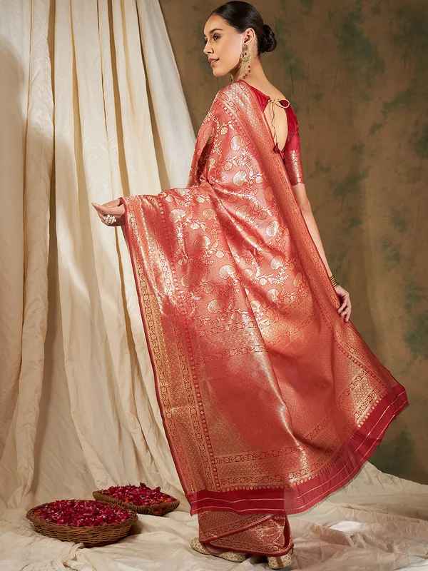 Red_Art_Silk_Woven_Banarasi_Saree_With_Unstitched_Blouse_For_Women
