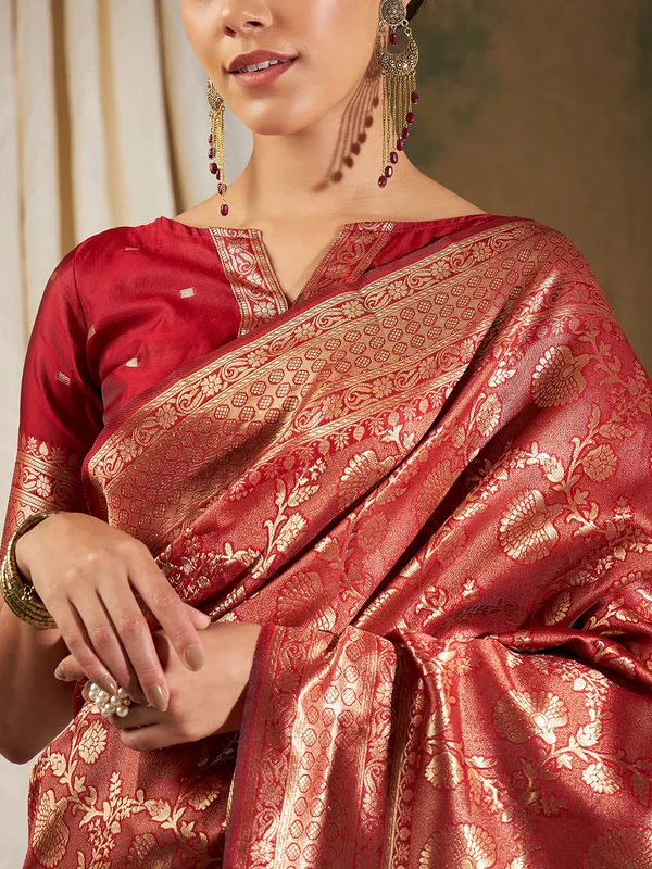 Red_Art_Silk_Woven_Banarasi_Saree_With_Unstitched_Blouse_For_Women