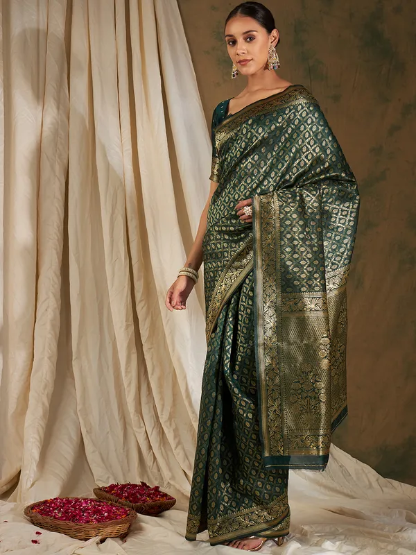 Green_Art_Silk_Woven_Banarasi_Saree_With_Unstitched_Blouse_For_Women