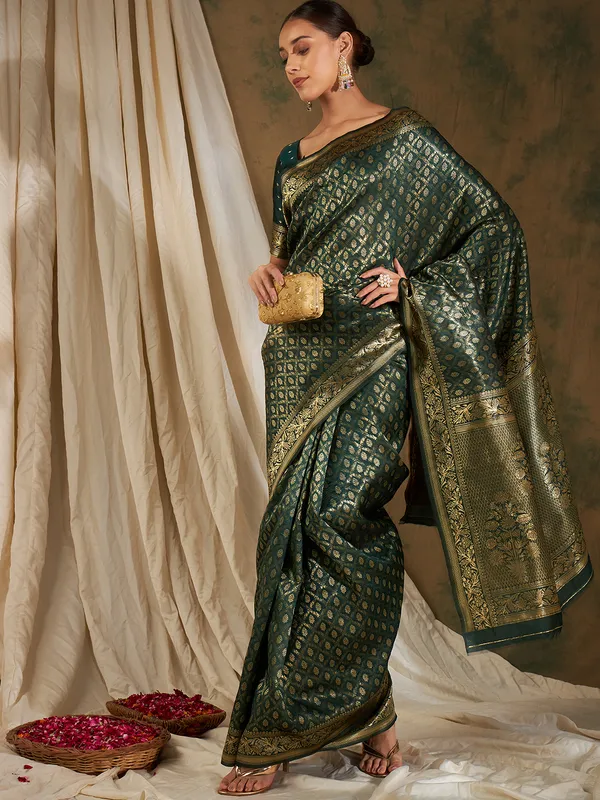 Green_Art_Silk_Woven_Banarasi_Saree_With_Unstitched_Blouse_For_Women