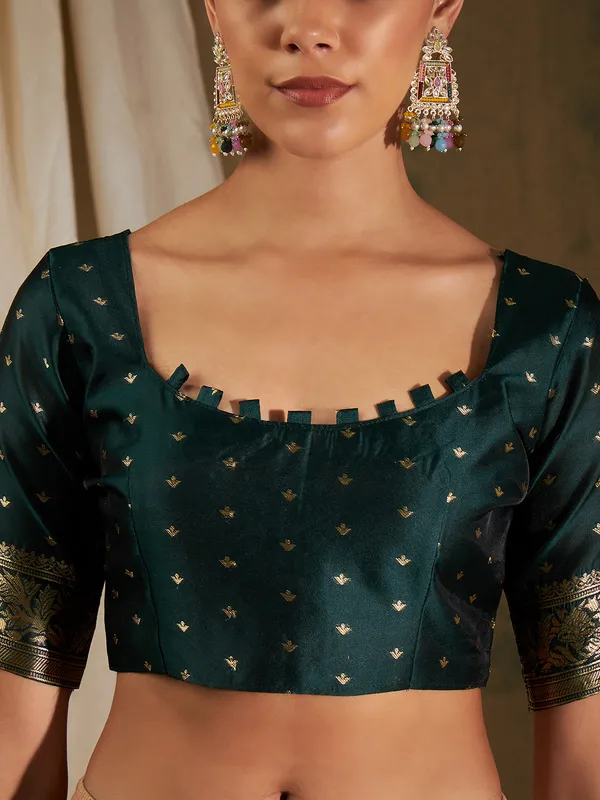Green_Art_Silk_Woven_Banarasi_Saree_With_Unstitched_Blouse_For_Women