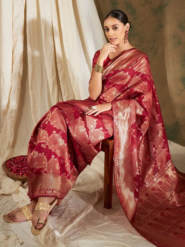 Red_Art_Silk_Woven_Banarasi_Saree_With_Unstitched_Blouse_For_Women