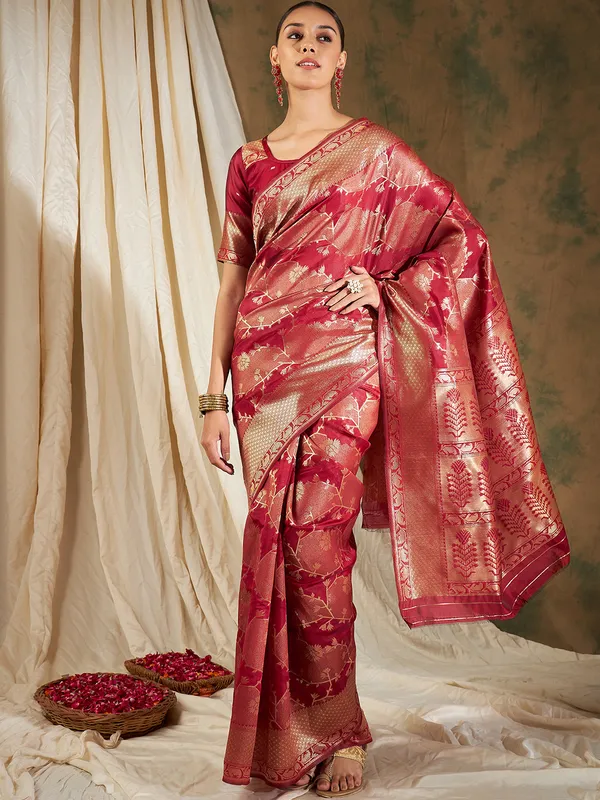 Red_Art_Silk_Woven_Banarasi_Saree_With_Unstitched_Blouse_For_Women