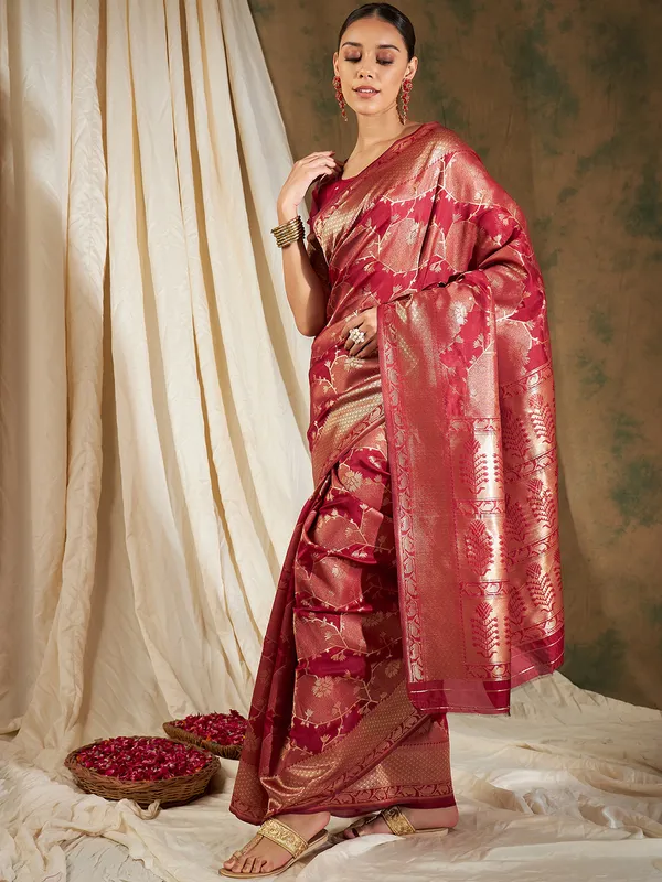Red_Art_Silk_Woven_Banarasi_Saree_With_Unstitched_Blouse_For_Women
