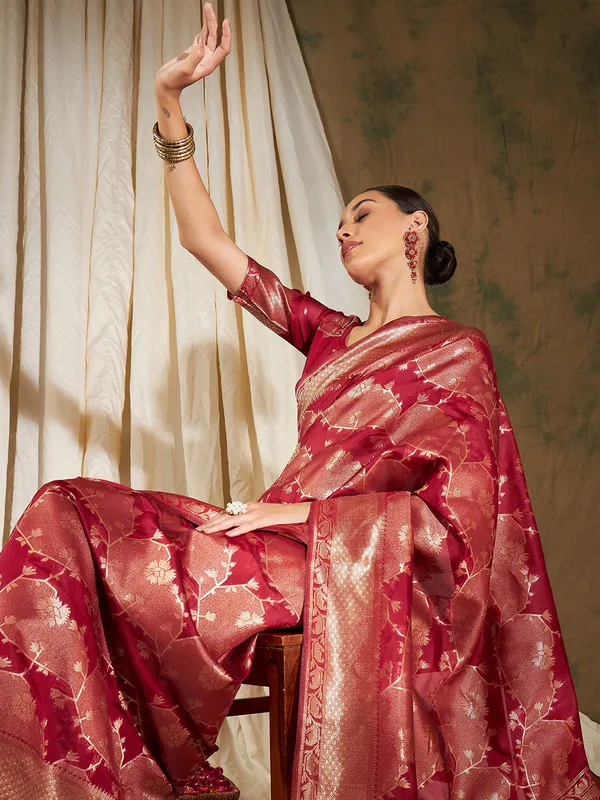 Red_Art_Silk_Woven_Banarasi_Saree_With_Unstitched_Blouse_For_Women