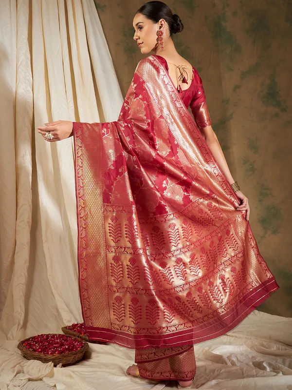 Red_Art_Silk_Woven_Banarasi_Saree_With_Unstitched_Blouse_For_Women