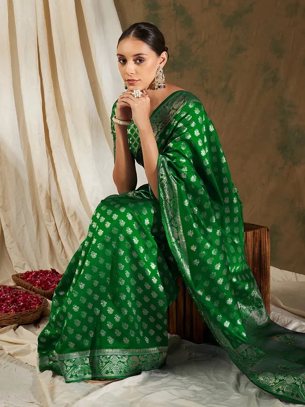 Green_Silk_Blend_Woven_Banarasi_Saree_With_Unstitched_Blouse_For_Women