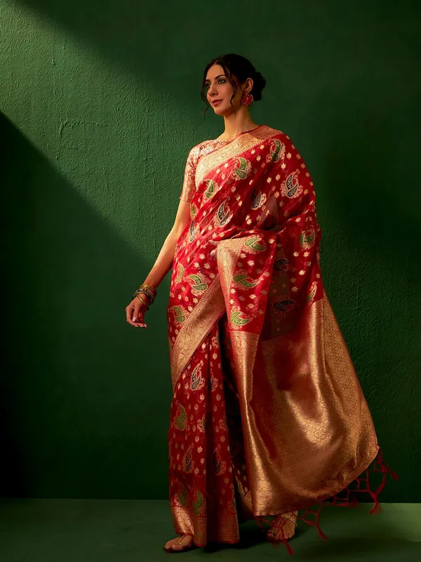 Red_Organza_Woven_Banarasi_Saree_With_Unstitched_Blouse_For_Women
