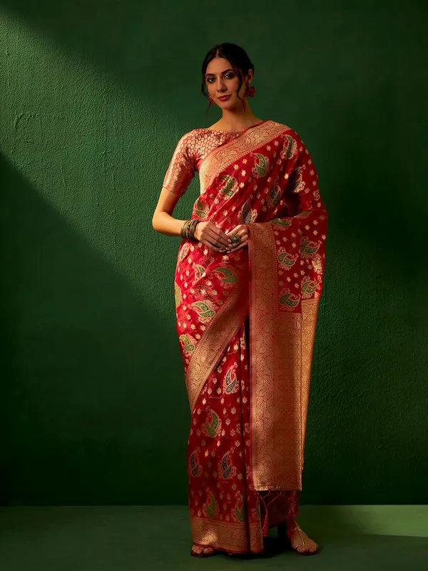 Red_Organza_Woven_Banarasi_Saree_With_Unstitched_Blouse_For_Women
