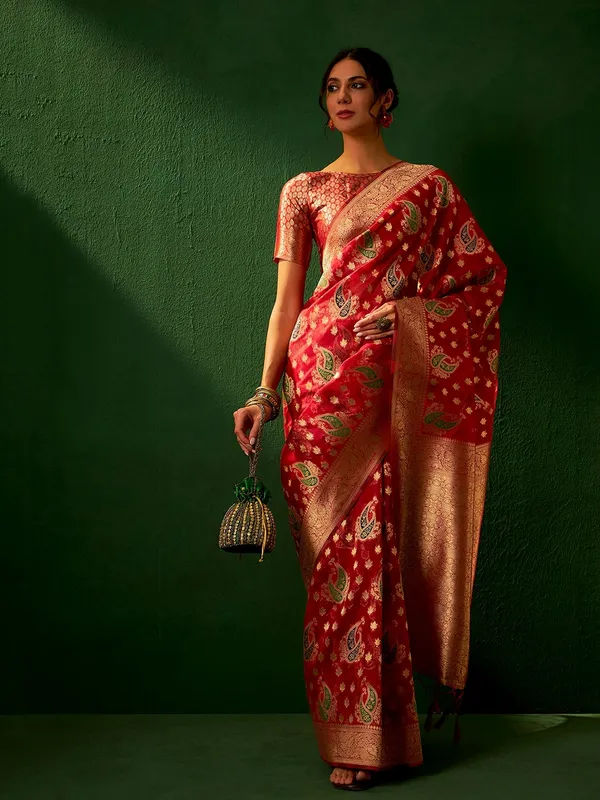 Red_Organza_Woven_Banarasi_Saree_With_Unstitched_Blouse_For_Women