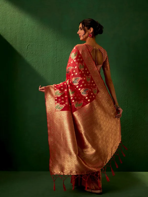 Red_Organza_Woven_Banarasi_Saree_With_Unstitched_Blouse_For_Women