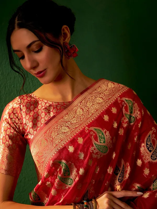 Red_Organza_Woven_Banarasi_Saree_With_Unstitched_Blouse_For_Women