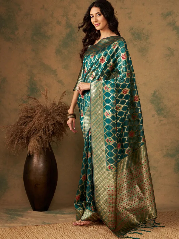Green_Organza_Woven_Banarasi_Saree_With_Unstitched_Blouse_For_Women