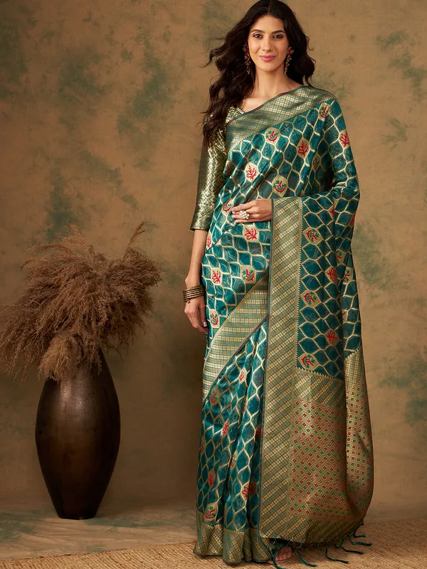 Green_Organza_Woven_Banarasi_Saree_With_Unstitched_Blouse_For_Women