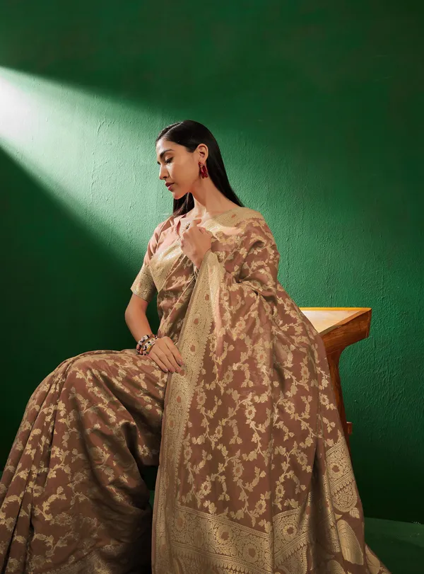 Gold_Art_Silk_Woven_Banarasi_Saree_With_Unstitched_Blouse_For_Women