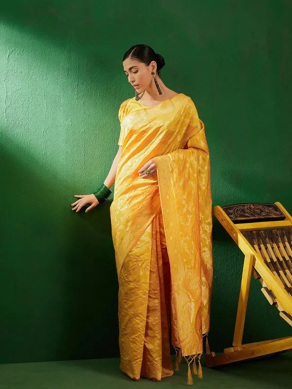 Yellow_Art_Silk_Woven_Banarasi_Saree_With_Unstitched_Blouse_For_Women