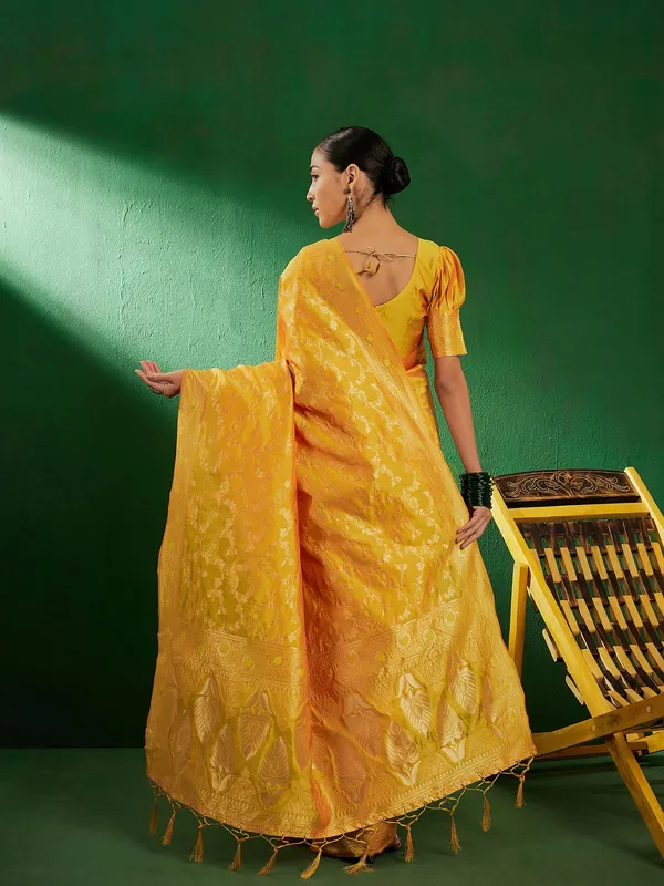 Yellow_Art_Silk_Woven_Banarasi_Saree_With_Unstitched_Blouse_For_Women