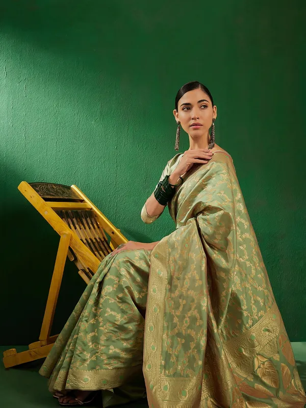 Green_Art_Silk_Woven_Banarasi_Saree_With_Unstitched_Blouse_For_Women