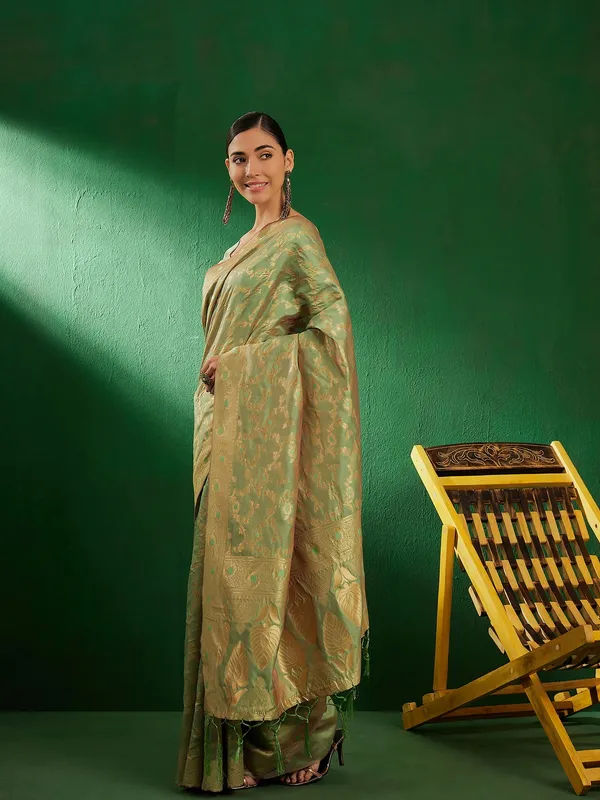 Green_Art_Silk_Woven_Banarasi_Saree_With_Unstitched_Blouse_For_Women