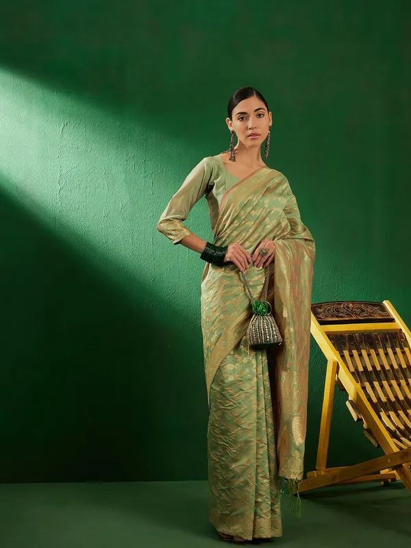 Green_Art_Silk_Woven_Banarasi_Saree_With_Unstitched_Blouse_For_Women