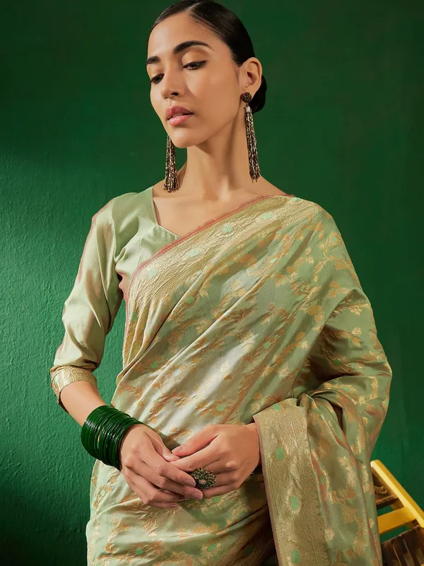 Green_Art_Silk_Woven_Banarasi_Saree_With_Unstitched_Blouse_For_Women
