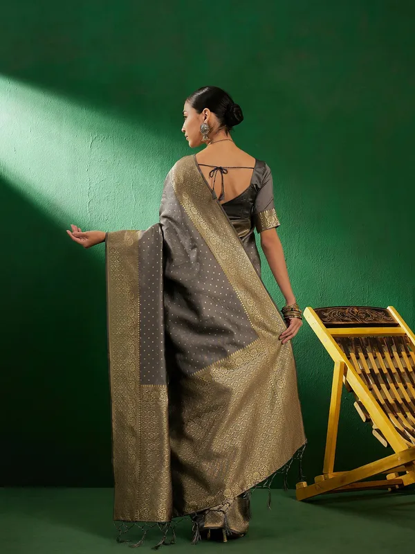 Grey_Art_Silk_Woven_Banarasi_Saree_With_Unstitched_Blouse_For_Women