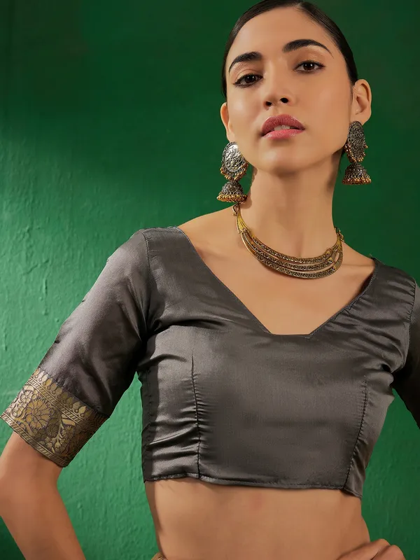 Grey_Art_Silk_Woven_Banarasi_Saree_With_Unstitched_Blouse_For_Women