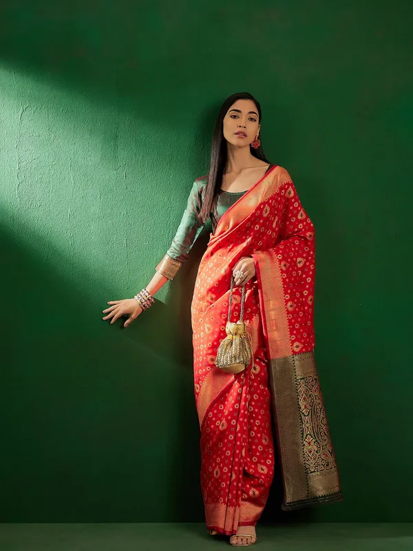 Red_Art_Silk_Woven_Banarasi_Saree_With_Unstitched_Blouse_For_Women