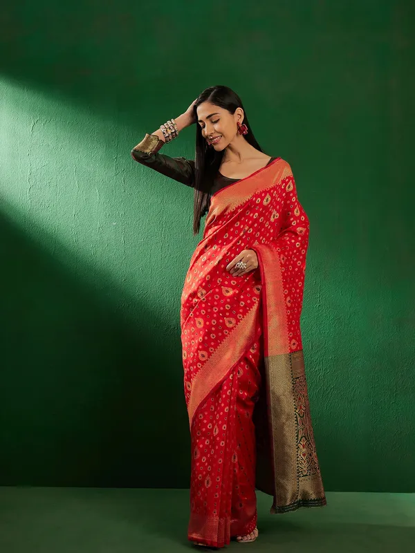 Red_Art_Silk_Woven_Banarasi_Saree_With_Unstitched_Blouse_For_Women