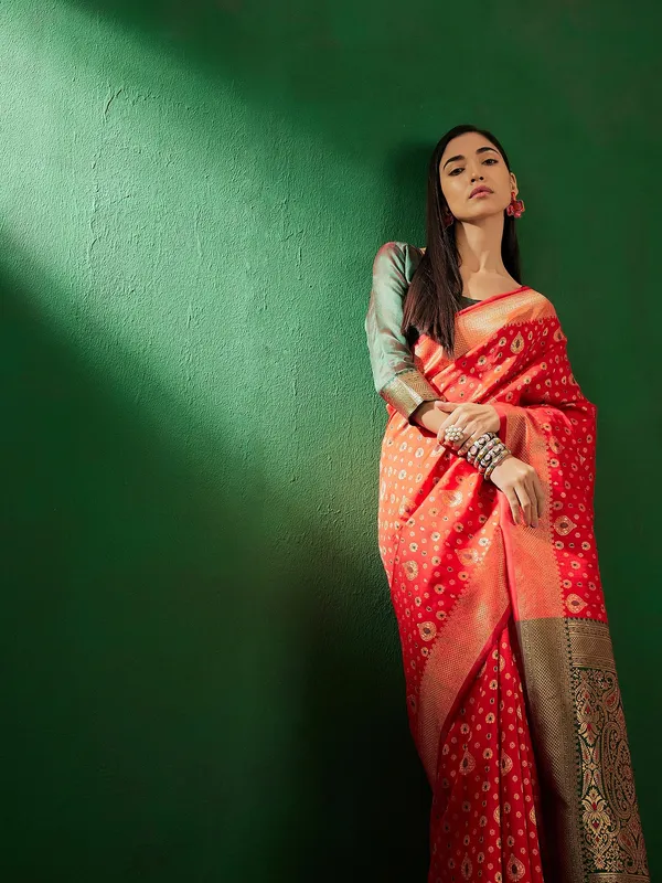 Red_Art_Silk_Woven_Banarasi_Saree_With_Unstitched_Blouse_For_Women