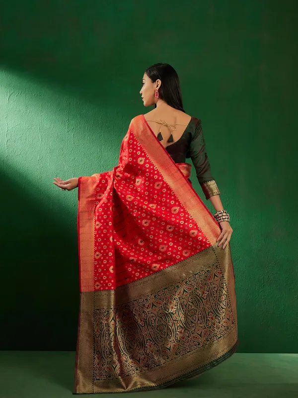 Red_Art_Silk_Woven_Banarasi_Saree_With_Unstitched_Blouse_For_Women