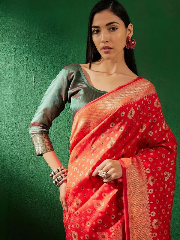 Red_Art_Silk_Woven_Banarasi_Saree_With_Unstitched_Blouse_For_Women