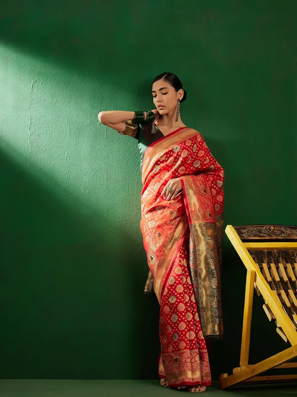 Red_Art_Silk_Woven_Banarasi_Saree_With_Unstitched_Blouse_For_Women
