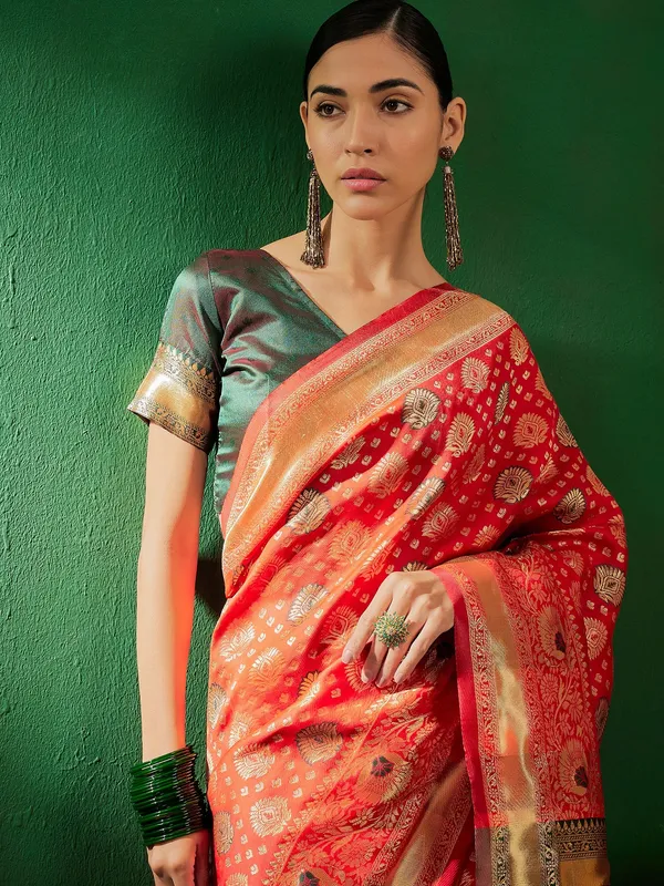 Red_Art_Silk_Woven_Banarasi_Saree_With_Unstitched_Blouse_For_Women
