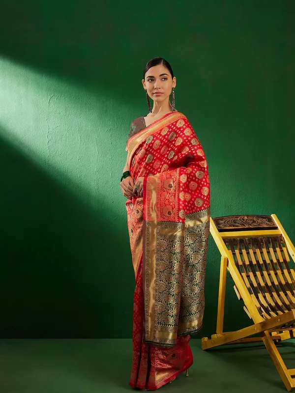 Red_Art_Silk_Woven_Banarasi_Saree_With_Unstitched_Blouse_For_Women