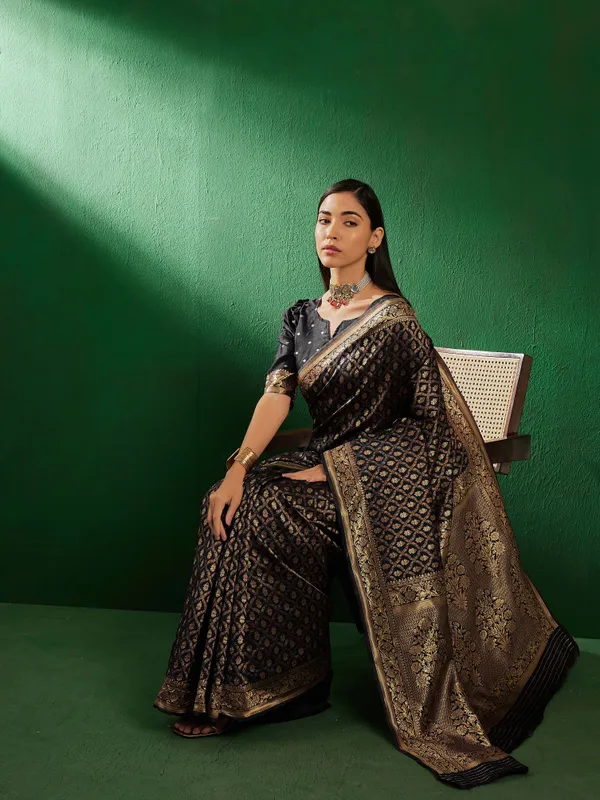 Black_Art_Silk_Woven_Banarasi_Saree_With_Unstitched_Blouse_For_Women