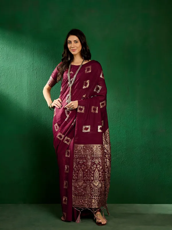 Maroon_Cotton_Blend_Woven_Banarasi_Saree_With_Unstitched_Blouse_For_Women