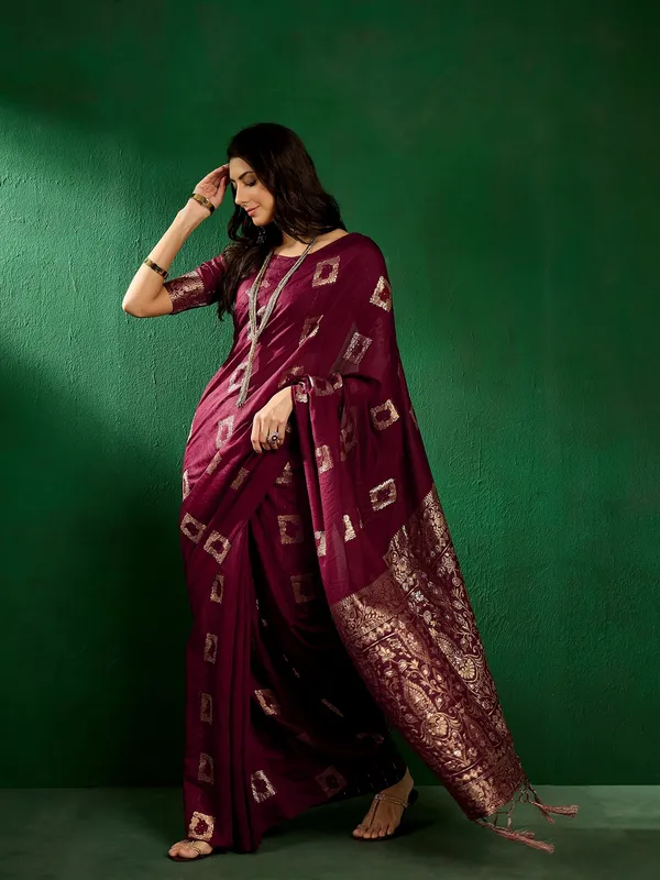 Maroon_Cotton_Blend_Woven_Banarasi_Saree_With_Unstitched_Blouse_For_Women