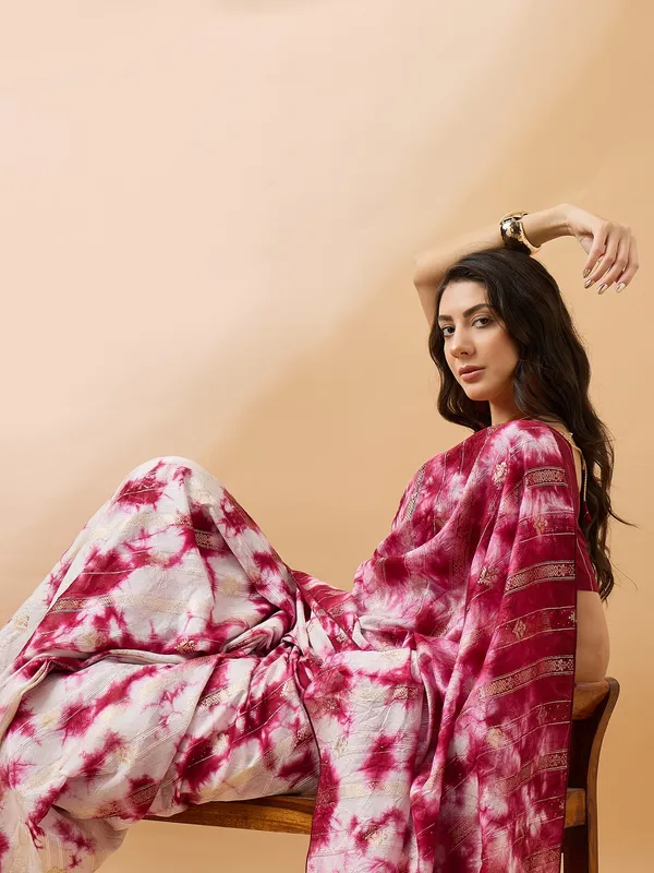 Red_Cotton_Blend_Woven_Banarasi_Saree_With_Unstitched_Blouse_For_Women
