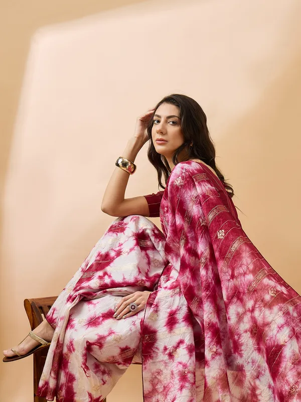 Red_Cotton_Blend_Woven_Banarasi_Saree_With_Unstitched_Blouse_For_Women