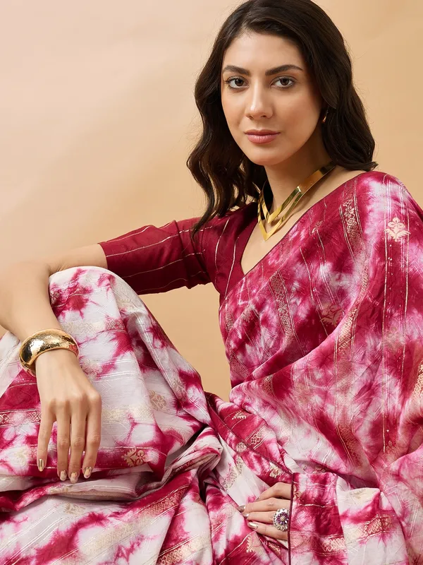 Red_Cotton_Blend_Woven_Banarasi_Saree_With_Unstitched_Blouse_For_Women