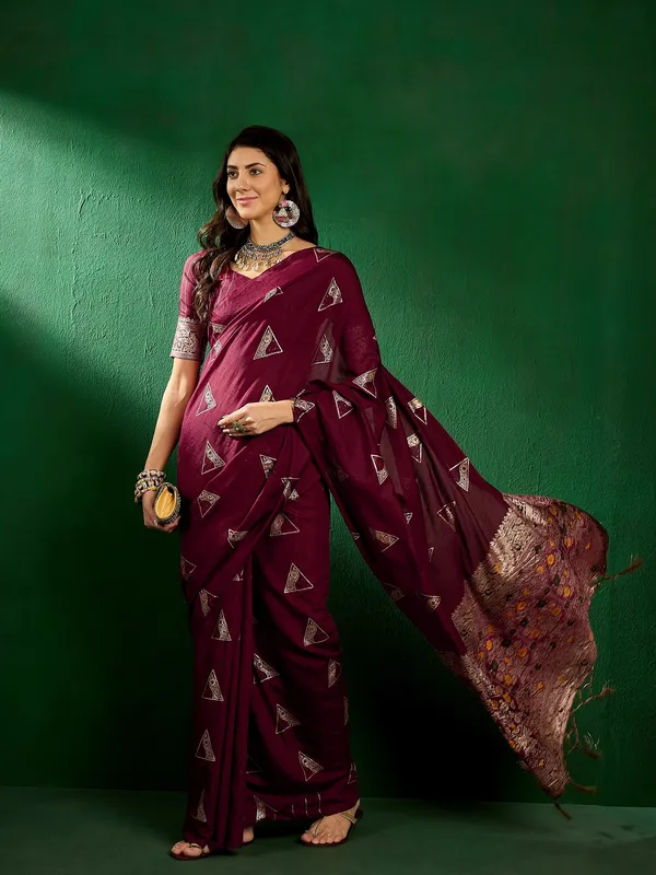 Maroon_Silk_Blend_Woven_Banarasi_Saree_With_Unstitched_Blouse_For_Women