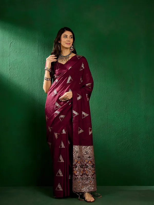 Maroon_Silk_Blend_Woven_Banarasi_Saree_With_Unstitched_Blouse_For_Women