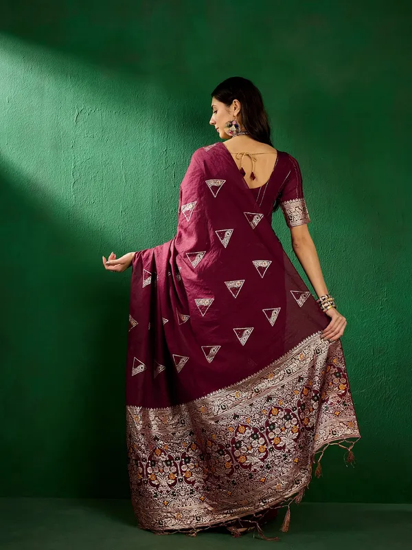 Maroon_Silk_Blend_Woven_Banarasi_Saree_With_Unstitched_Blouse_For_Women