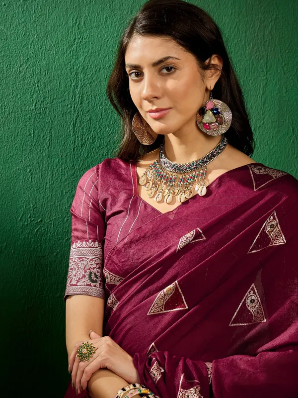 Maroon_Silk_Blend_Woven_Banarasi_Saree_With_Unstitched_Blouse_For_Women